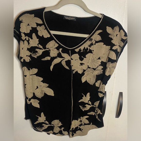 Women’s Vanilla Sugar Black & Gold Floral Top Size Petite Small - Picture 1 of 7